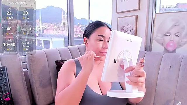 Zoey thompson online show from 10-08-25, 07:36