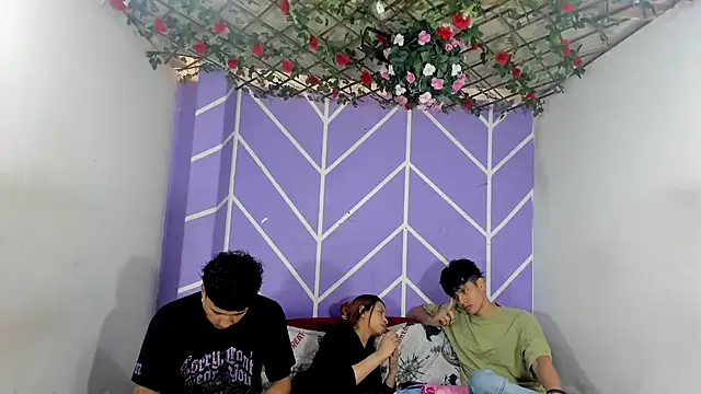 lau and boys18 online show from 10-20-25, 01:11