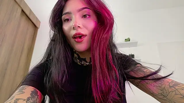 Snapshot of sara_queen10 chatting on 04-28-26, 01:26 sara queen10 online show from 04-28-26, 01:26