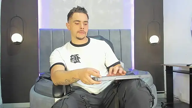 Snapshot of Liam_walk_ chatting on 11-20-25, 09:47 Liam walk online show from 11-20-25, 09:47