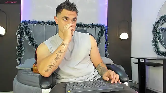 Snapshot of Liam_walk_ chatting on 11-21-25, 10:31 Liam walk online show from 11-21-25, 10:31