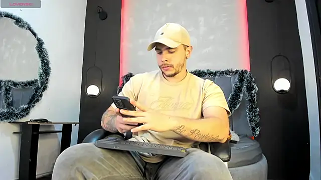 Snapshot of Liam_walk_ chatting on 12-19-25, 07:27 Liam walk online show from 12-19-25, 07:27