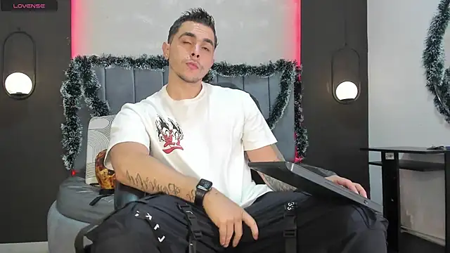 Snapshot of Liam_walk_ chatting on 11-28-25, 10:10 Liam walk online show from 11-28-25, 10:10