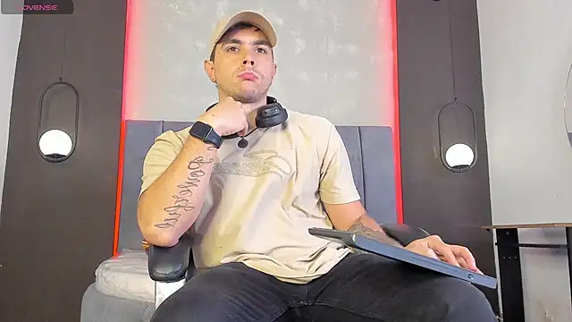 Snapshot of Liam_walk_ chatting on 02-10-26, 07:02 Liam walk online show from 02-10-26, 07:02