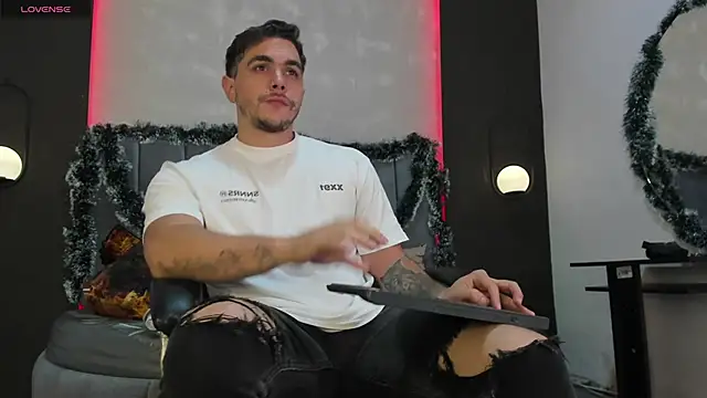 Snapshot of Liam_walk_ chatting on 12-04-25, 11:15 Liam walk online show from 12-04-25, 11:15