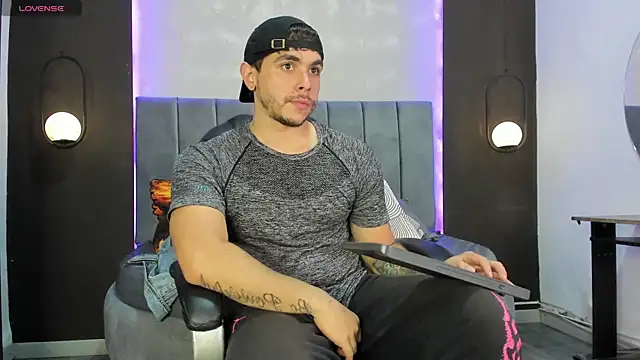 Snapshot of Liam_walk_ chatting on 11-12-25, 07:51 Liam walk online show from 11-12-25, 07:51