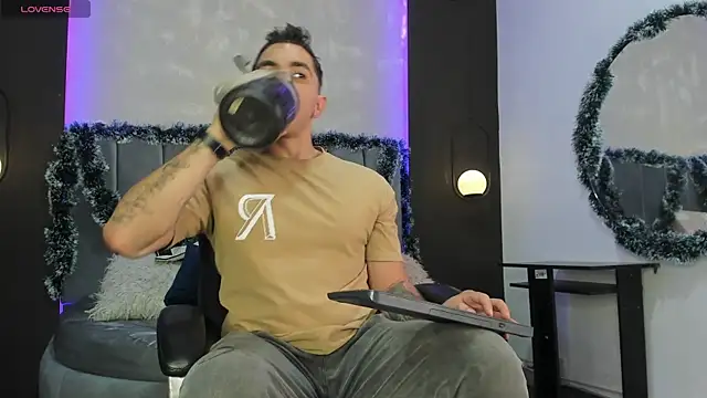 Snapshot of Liam_walk_ chatting on 11-23-25, 10:53 Liam walk online show from 11-23-25, 10:53