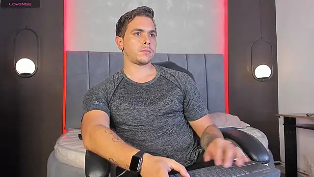 Snapshot of Liam_walk_ chatting on 02-11-26, 08:20 Liam walk online show from 02-11-26, 08:20