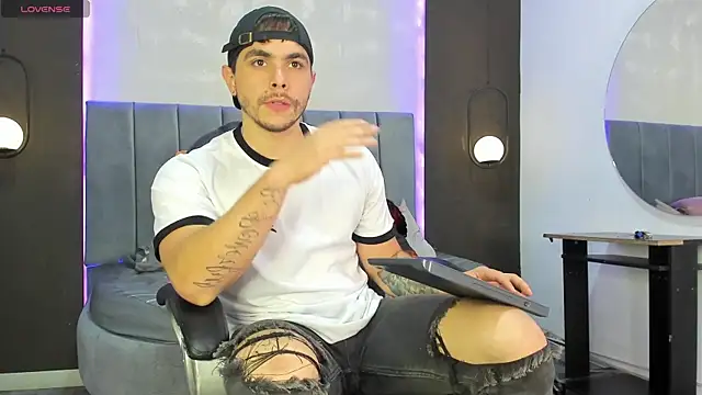 Snapshot of Liam_walk_ chatting on 11-11-25, 08:25 Liam walk online show from 11-11-25, 08:25