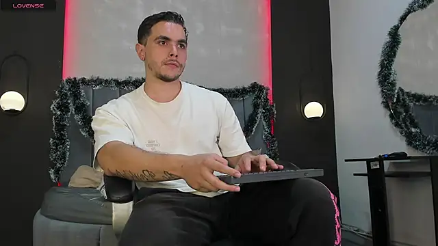 Snapshot of Liam_walk_ chatting on 12-03-25, 11:04 Liam walk online show from 12-03-25, 11:04