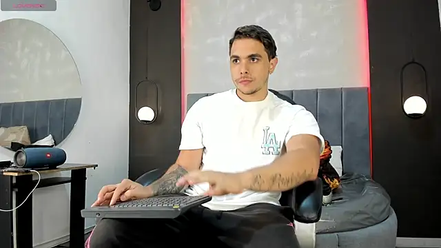 Liam walk  online show from 10-10-25, 10:32