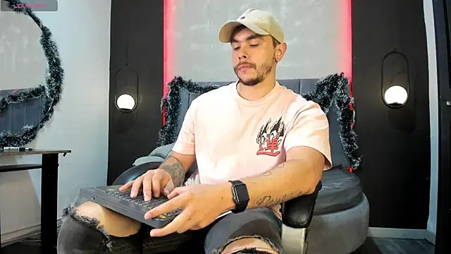 Snapshot of Liam_walk_ chatting on 12-22-25, 09:37 Liam walk online show from 12-22-25, 09:37