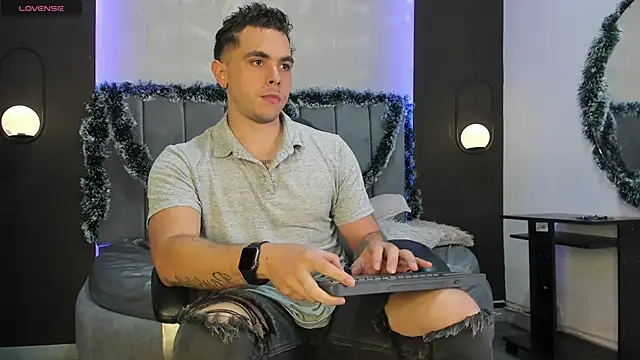 Snapshot of Liam_walk_ chatting on 11-24-25, 09:37 Liam walk online show from 11-24-25, 09:37