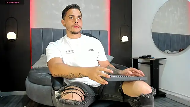 Snapshot of Liam_walk_ chatting on 01-08-26, 08:04 Liam walk online show from 01-08-26, 08:04