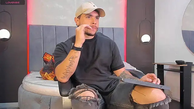 Snapshot of Liam_walk_ chatting on 02-08-26, 11:13 Liam walk online show from 02-08-26, 11:13