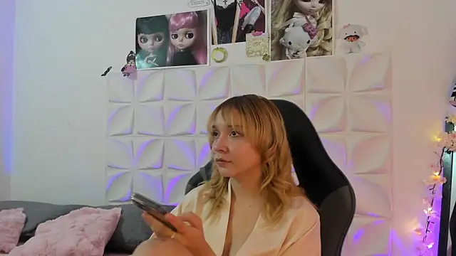 JuliethMoss online show from 11-24-25, 05:07