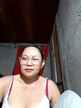 Everleigh mom online show from 10-28-25, 07:46