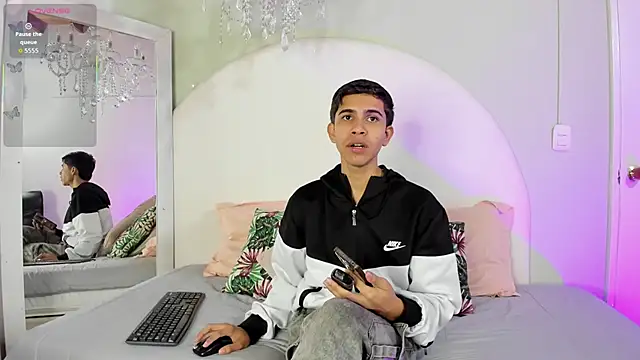 Snapshot of JoshuaSanzz chatting on 10-14-25, 03:29 JoshuaSanzz online show from 10-14-25, 03:29