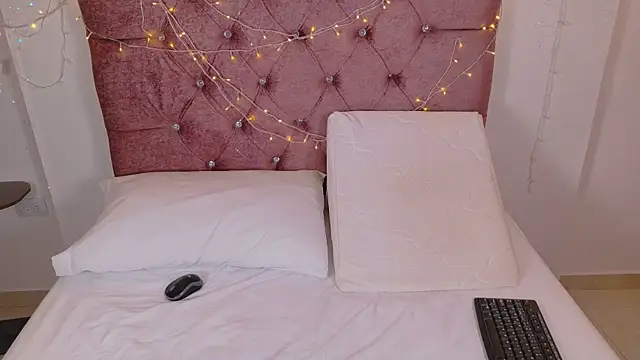 sophiacuttee online show from 12-22-25, 12:16