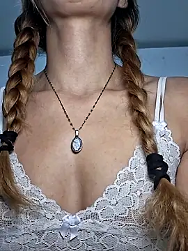 Snapshot of Elianasuarezz chatting on 06-10-26, 12:34 Elianasuarezz online show from 06-10-26, 12:34