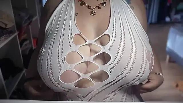 Snapshot of Bella_x69 chatting on 10-21-25, 11:20 Bella x69 online show from 10-21-25, 11:20