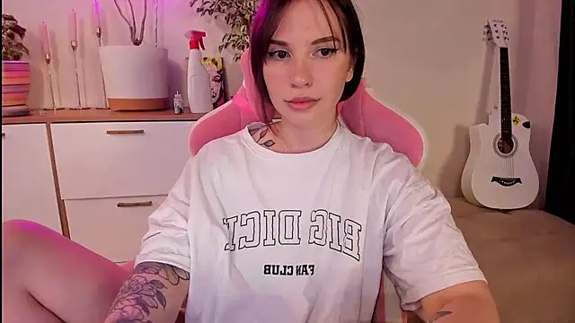 Snapshot of Voytinyme chatting on 10-15-25, 06:38 Voytinyme online show from 10-15-25, 06:38