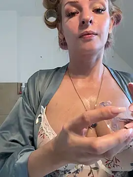 Snapshot of _Katherine_Pierce_ chatting on 12-01-25, 12:17 Katherine Pierce online show from 12-01-25, 12:17