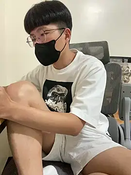 Snapshot of Allen20y chatting on 06-18-26, 03:39 Allen20y online show from 06-18-26, 03:39