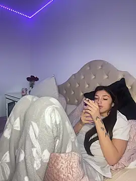 naughtybella05 online show from 11-14-25, 10:52