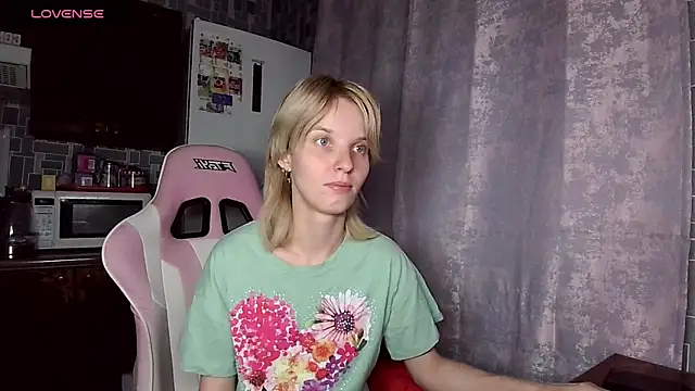 Snapshot of Madelaineses chatting on 06-25-26, 03:06 Madelaineses online show from 06-25-26, 03:06