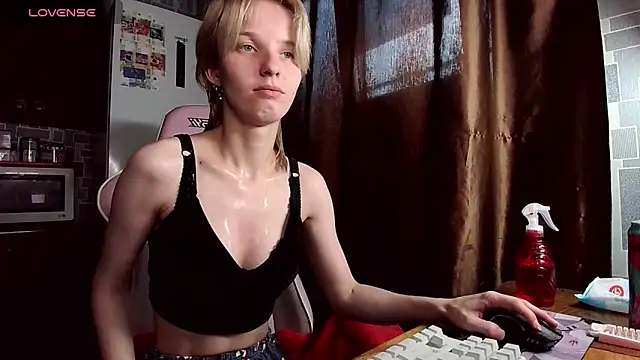 Snapshot of Madelaineses chatting on 06-14-26, 02:24 Madelaineses online show from 06-14-26, 02:24
