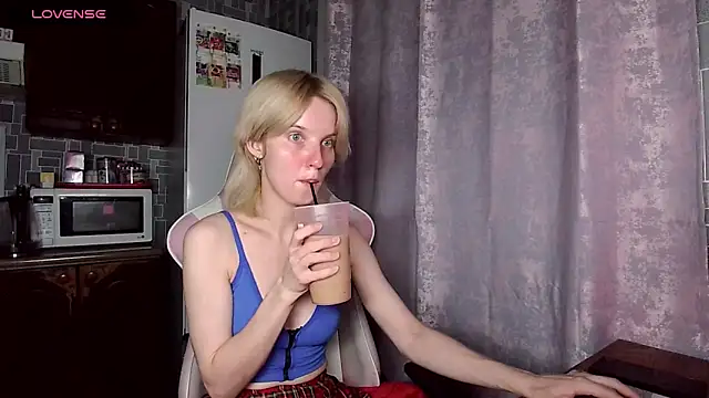 Snapshot of Madelaineses chatting on 06-26-26, 04:46 Madelaineses online show from 06-26-26, 04:46