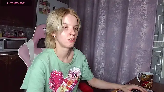 Snapshot of Madelaineses chatting on 07-15-26, 07:10 Madelaineses online show from 07-15-26, 07:10
