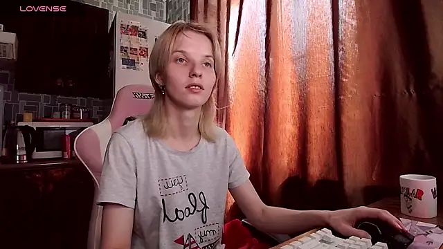 Snapshot of Madelaineses chatting on 06-12-26, 08:01 Madelaineses online show from 06-12-26, 08:01