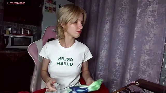 Snapshot of Madelaineses chatting on 07-12-26, 06:31 Madelaineses online show from 07-12-26, 06:31