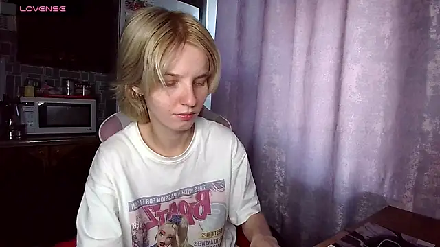 Snapshot of Madelaineses chatting on 07-15-26, 05:14 Madelaineses online show from 07-15-26, 05:14