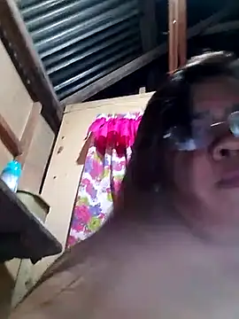 Snapshot of Huge_mama69 chatting on 10-15-25, 05:32 Huge mama69 online show from 10-15-25, 05:32