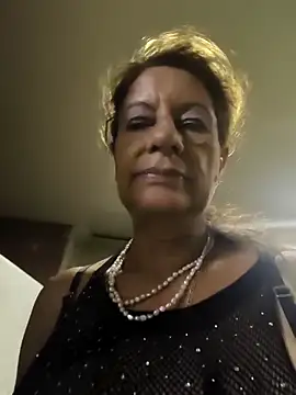 MaryeLunna online show from 10-31-25, 11:33