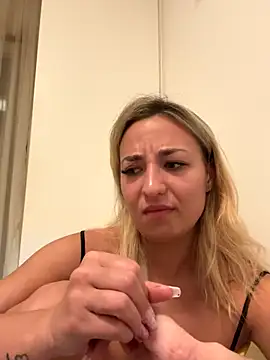Snapshot of Celine_charme chatting on 09-21-25, 02:06 Celine charme online show from 09-21-25, 02:06
