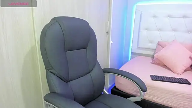 Snapshot of andrea__hills chatting on 10-07-25, 06:53 andrea hills online show from 10-07-25, 06:53