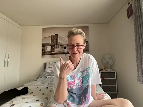 Curvy-Jinx online show from 04-17-26, 07:33