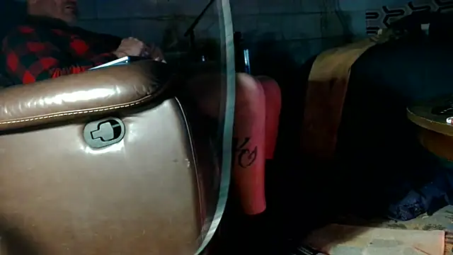 Luv2SuckBWC92 online show from 12-18-25, 03:05