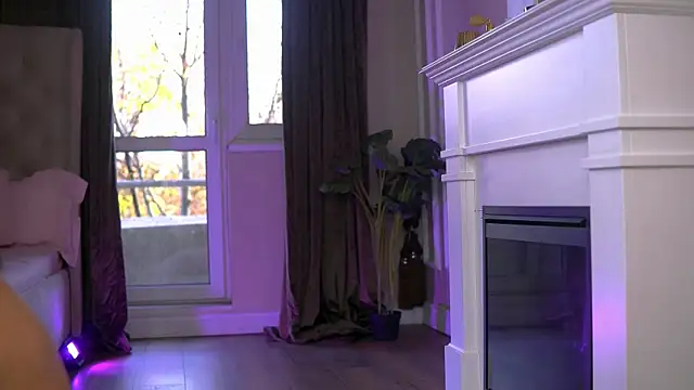 EmaHallee online show from 04-12-26, 05:00