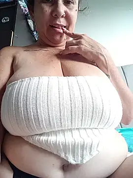 Snapshot of SinisterBabe chatting on 11-18-25, 12:30 SinisterBabe online show from 11-18-25, 12:30