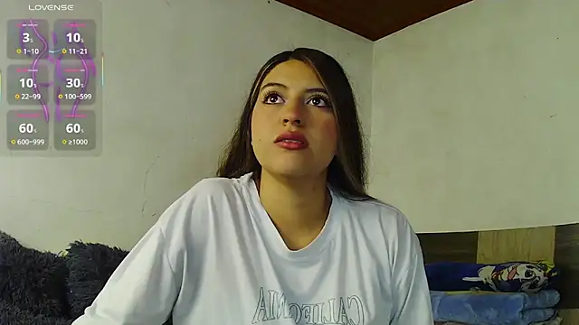 Snapshot of Sophie_petit1 chatting on 09-30-25, 02:12 Sophie petit1 online show from 09-30-25, 02:12