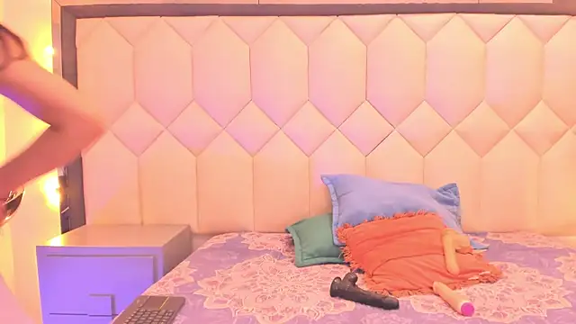 CloeyGraweing online show from 11-13-25, 06:34