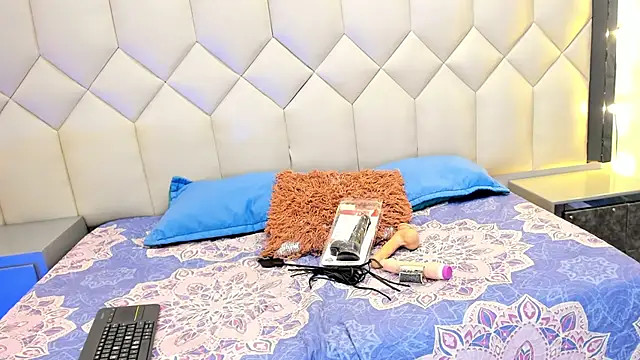 CloeyGraweing online show from 10-11-25, 04:08