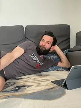 Snapshot of Michel_huge chatting on 05-02-26, 02:44 Michel huge online show from 05-02-26, 02:44