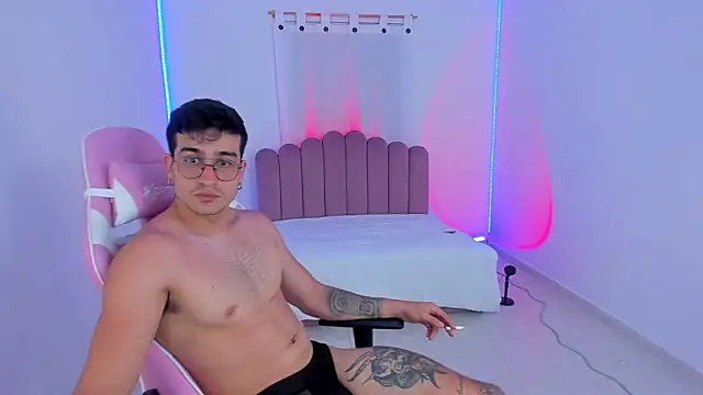 Snapshot of CamCumBoy chatting on 10-15-25, 07:49 CamCumBoy online show from 10-15-25, 07:49