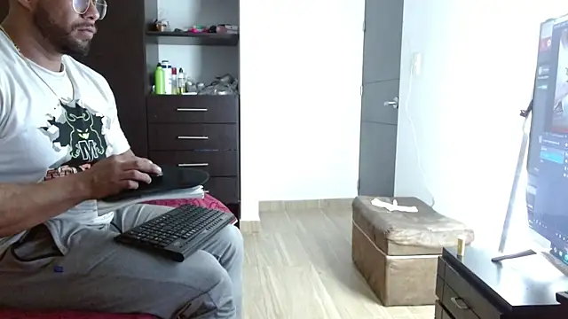 Snapshot of AntonyDAngelo25 chatting on 11-18-25, 10:45 AntonyDAngelo25 online show from 11-18-25, 10:45